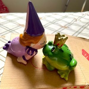 Salt and pepper shaker